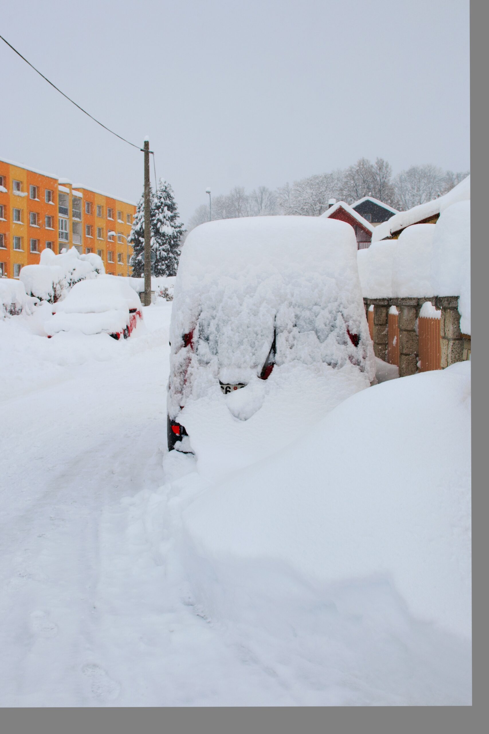 zapadaná auta sněhem
