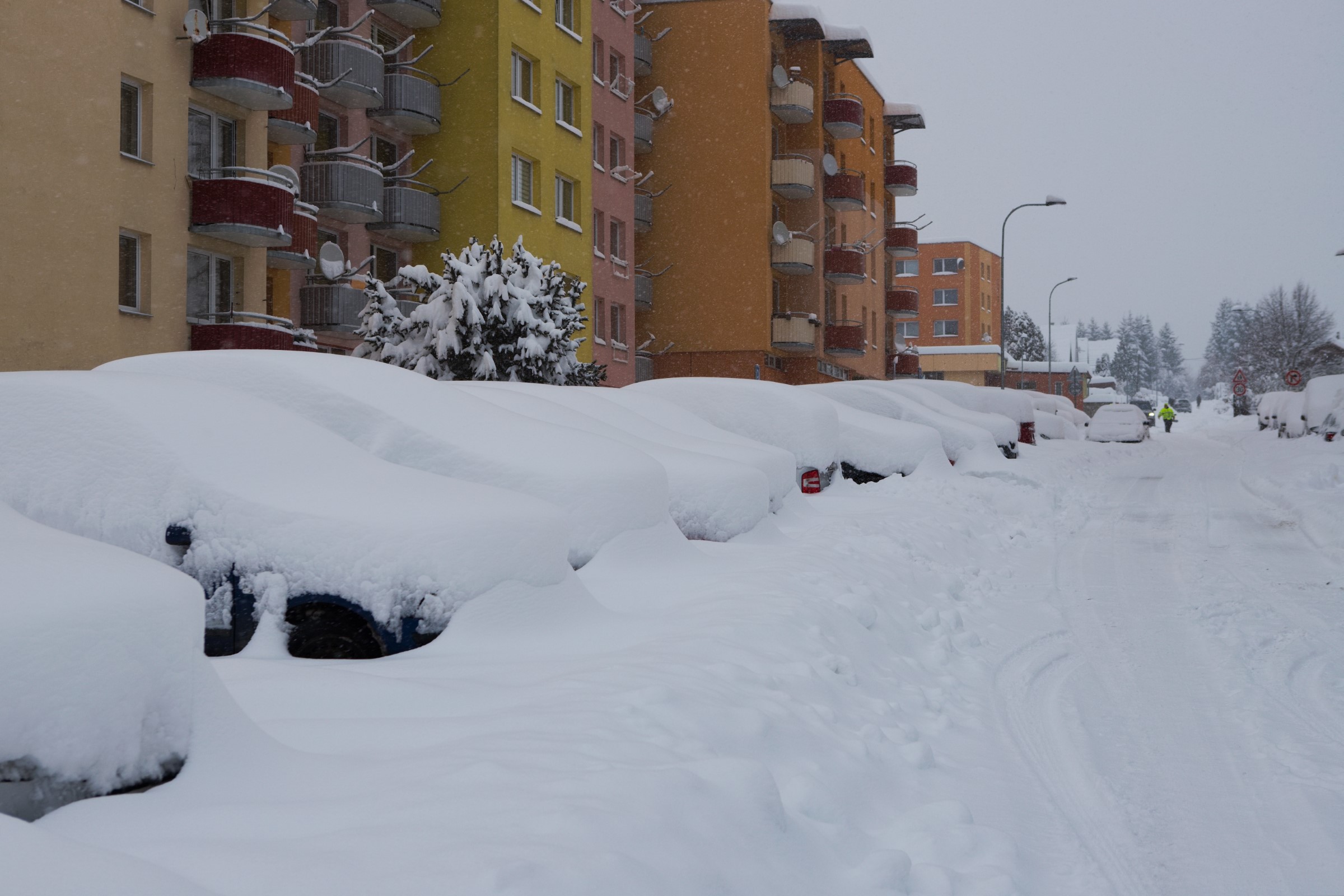 zapadaná auta sněhem